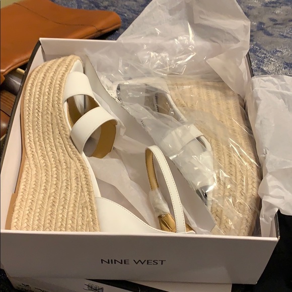♥️ NEW NINE  WEST WHITE HEELS SANDALS - Picture 5 of 7